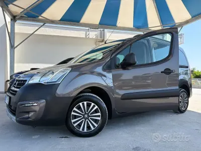 Usata Peugeot Partner Tepee Outdoor 120 CV (88 kW) 2017 Grigio Monovolume