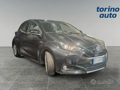 Usata Toyota Yaris Hybrid Business Edition 116 CV (85 kW) 2021 Grigio Berlina