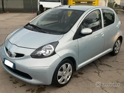Usata Toyota Aygo 68 CV (50 kW) 2008 Marrone Utilitaria