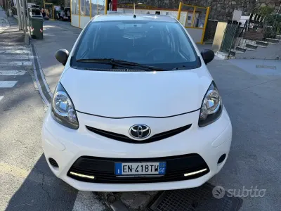 Usado Toyota Aygo 68 HP (50 kW) 2012 Branco Citadino