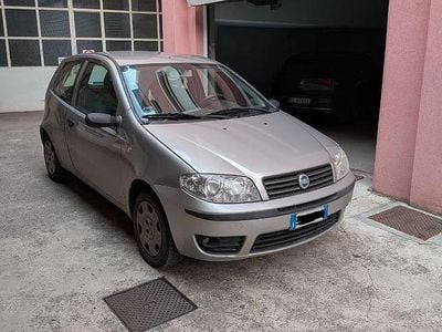 Grigio Usata 2004 Fiat Punto Utilitaria | 2000 € (Buon prezzo)