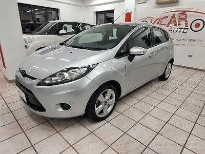 Gebraucht Ford Fiesta Titanium 68 PS (50 kW) 2010 Grau Kleinwagen