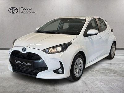 Usata Toyota Yaris Hybrid Active 116 CV (85 kW) 2022 Bianco Berlina
