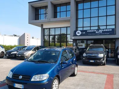 Usata Fiat Punto Dynamic 69 CV (50 kW) 2004 Blu Utilitaria
