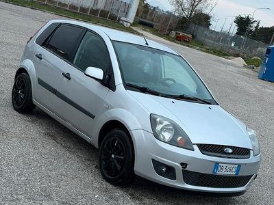 Usata Ford Fiesta 68 CV (50 kW) 2006 Grigio Utilitaria
