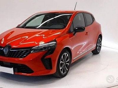 Usata Renault Clio V Techno 101 CV (74 kW) 2024 Orange metallizzato Berlina