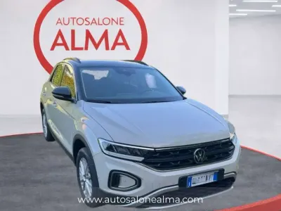 Usata VW T-Roc Life 110 CV (80 kW) 2024 Beige SUV