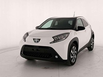 Super white & black met Nuova 2025 Toyota Aygo X Trend SUV | 17.900 € (Buon prezzo)