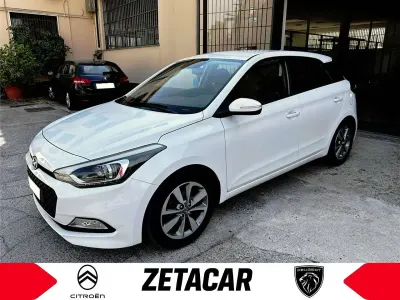 Usata Hyundai i20 Comfort 84 CV (61 kW) 2015 Bianco Berlina