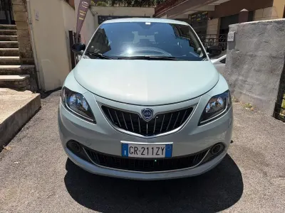 Usata Lancia Ypsilon Gold 69 CV (50 kW) 2024 Blu Utilitaria