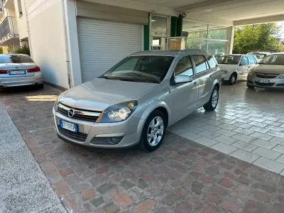 Usata Opel Astra Cosmo 105 CV (77 kW) 2005 Argento Station wagon