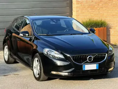 Usata Volvo V40 Kinetic 120 CV (88 kW) 2016 Nero Berlina