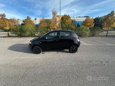 Begagnad Lancia Ypsilon 54 HK (39 kW) 2015 Svart Halvkombi