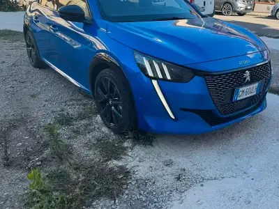 Usata Peugeot 208 GT 102 CV (75 kW) 2023 Blu Utilitaria