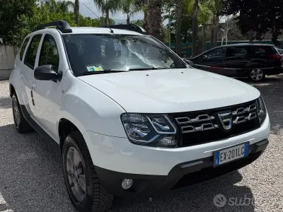 Usata Dacia Duster Lauréate 109 CV (80 kW) 2014 Bianco SUV