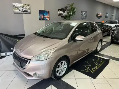 Usata Peugeot 208 Active 68 CV (50 kW) 2012 Marrone Utilitaria