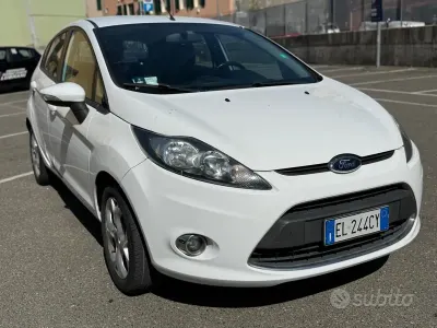 Usata Ford Fiesta 60 CV (44 kW) 2010 Bianco Berlina