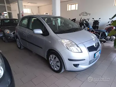 Usata Toyota Yaris 68 CV (50 kW) 2007 Grigio Utilitaria