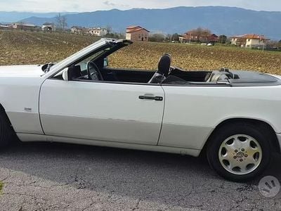 Usata Mercedes E200 136 CV (100 kW) 1994 Rosso Cabrio