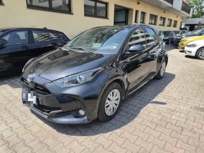 Gebraucht Toyota Yaris Hybrid Business Edition 92 PS (67 kW) 2022 Grau Limousine