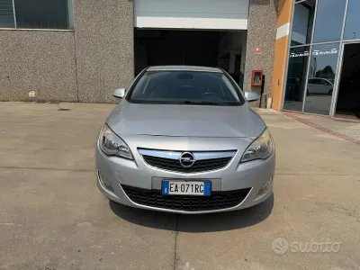 Usata Opel Astra Cosmo 140 CV (102 kW) 2010 Grigio Berlina