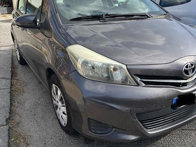 Usata Toyota Yaris 65 CV (47 kW) 2012 Grigio Berlina