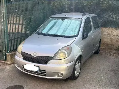 Usata Toyota Yaris Verso 86 CV (63 kW) 2001 Grigio Monovolume