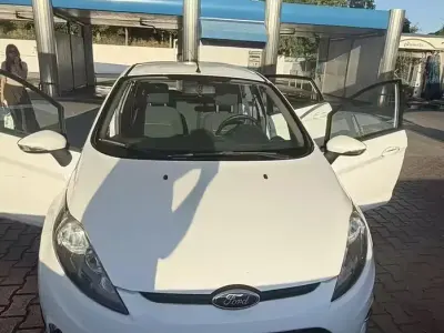 Usata Ford Fiesta 82 CV (60 kW) 2012 Bianco Berlina