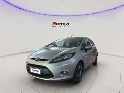 Usata Ford Fiesta 82 CV (60 kW) 2010 Argento Berlina