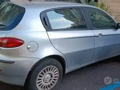 Usata Alfa Romeo 147 116 CV (85 kW) 2004 Grigio Utilitaria