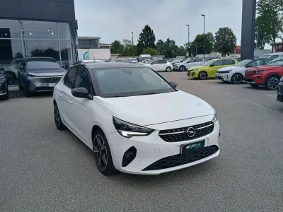 Usata Opel Corsa 101 CV (74 kW) 2023 Bianco pastellotetto nero Utilitaria