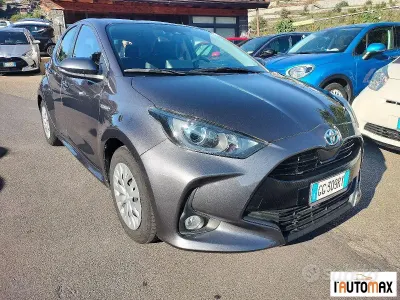 Usata Toyota Yaris Business Edition 92 CV (67 kW) 2021 Grigio Utilitaria