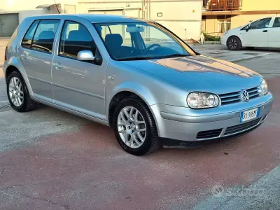 Usado VW Golf IV Highline 102 CV (75 kW) 2002 Gris Berlina