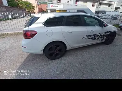 Usado Opel Astra 125 CV (91 kW) 2011 Blanco Familiar