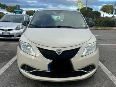 Usata Lancia Ypsilon Gold 69 CV (50 kW) 2016 Beige Utilitaria