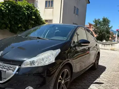 Usata Peugeot 208 Allure 92 CV (67 kW) 2012 Nero Utilitaria
