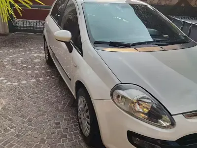 Usata Fiat Grande Punto 77 CV (56 kW) 2012 Bianco Utilitaria