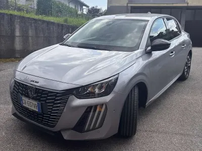 Usata Peugeot 208 Allure 101 CV (74 kW) 2024 Grigio Utilitaria