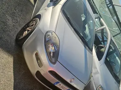 Usata Fiat Punto Lounge 77 CV (56 kW) 2012 Grigio Utilitaria