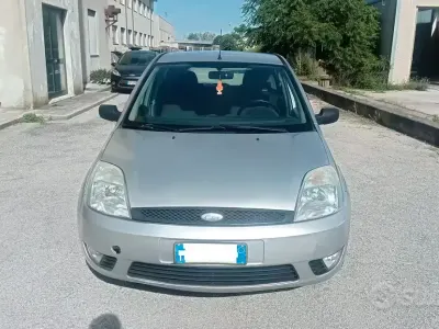Usata Ford Fiesta 80 CV (58 kW) 2002 Grigio Utilitaria