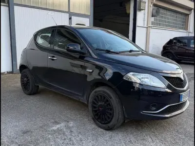 Usata Lancia Ypsilon Gold 80 CV (58 kW) 2017 Nero Utilitaria