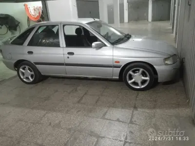 Usata Ford Escort 116 CV (85 kW) 1997 Grigio Berlina