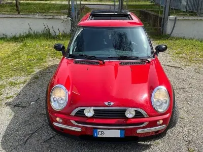 Begagnad Mini ONE 90 HK (66 kW) 2002 Röd Halvkombi