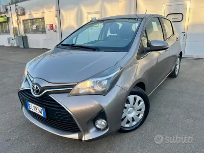 Usata Toyota Yaris Lounge 69 CV (50 kW) 2015 Marrone Utilitaria