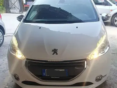 Usata Peugeot 208 Allure 92 CV (67 kW) 2012 Utilitaria