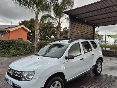Usata Dacia Duster Lauréate 115 CV (84 kW) 2016 Bianco SUV