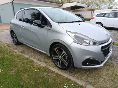 Usata Peugeot 208 GT-line 99 CV (72 kW) 2015 Argento Utilitaria