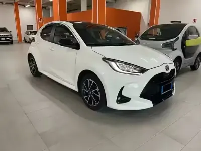 Usata Toyota Yaris Hybrid Lounge 92 CV (67 kW) 2023 Bianco Berlina