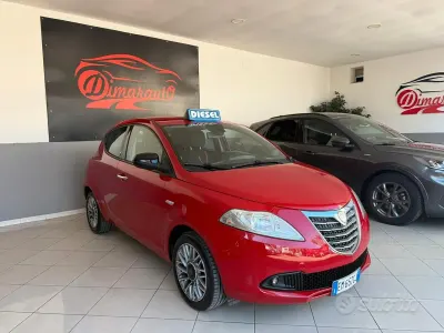 Usado Lancia Ypsilon 95 CV (69 kW) 2012 Rojo Utilitario