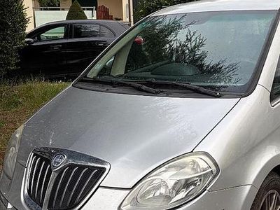 Usado Lancia Delta 75 CV (55 kW) 2009 Gris Utilitario